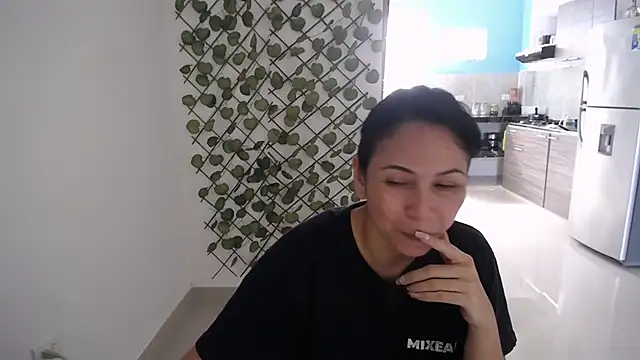 Snapshot of yohacriss chatting on 12-15-25, 04:44 yohacriss online show from 12-15-25, 04:44