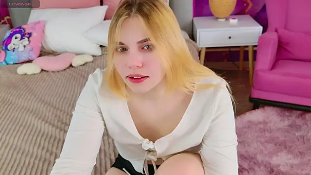 Snapshot of Evie_Vall chatting on 10-17-25, 03:25 Evie Vall online show from 10-17-25, 03:25