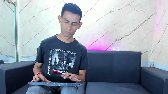 Snapshot of Golldens_Dreamss chatting on 09-18-25, 04:03 Golldens Dreamss online show from 09-18-25, 04:03