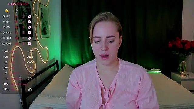 Snapshot of Alice_Cire chatting on 12-03-25, 02:04 Alice Cire online show from 12-03-25, 02:04