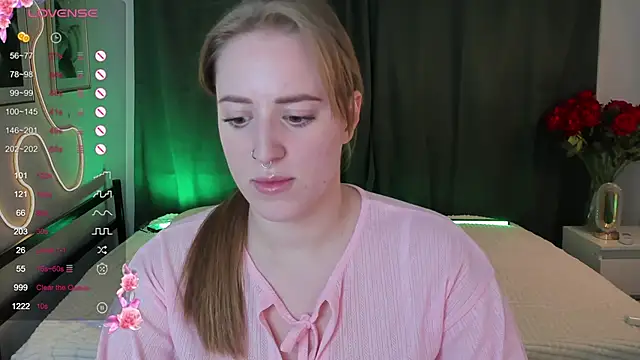 Snapshot of Alice_Cire chatting on 12-05-25, 02:14 Alice Cire online show from 12-05-25, 02:14