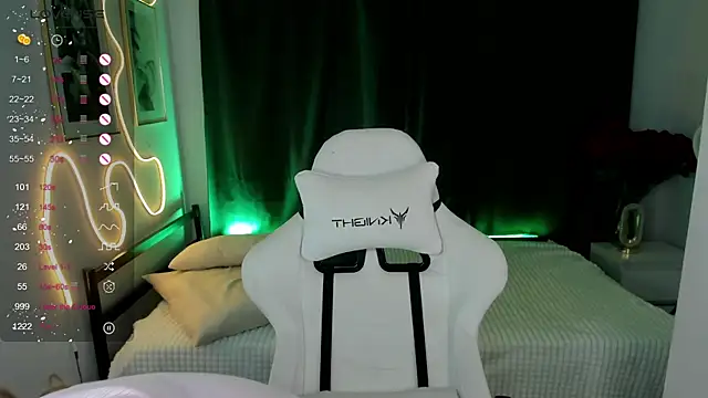 Snapshot of Alice_Cire chatting on 12-15-25, 02:21 Alice Cire online show from 12-15-25, 02:21