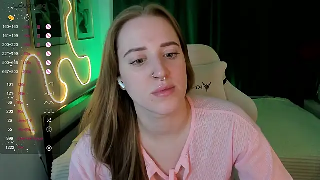 Snapshot of Alice_Cire chatting on 12-18-25, 02:34 Alice Cire online show from 12-18-25, 02:34