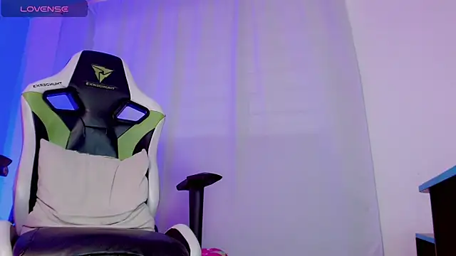 Snapshot of yankees_ chatting on 10-17-25, 12:30 yankees online show from 10-17-25, 12:30