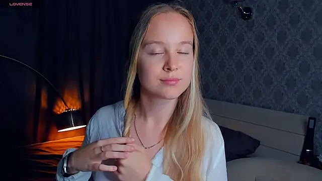 Snapshot of SoonMoor chatting on 09-17-25, 05:14 SoonMoor online show from 09-17-25, 05:14