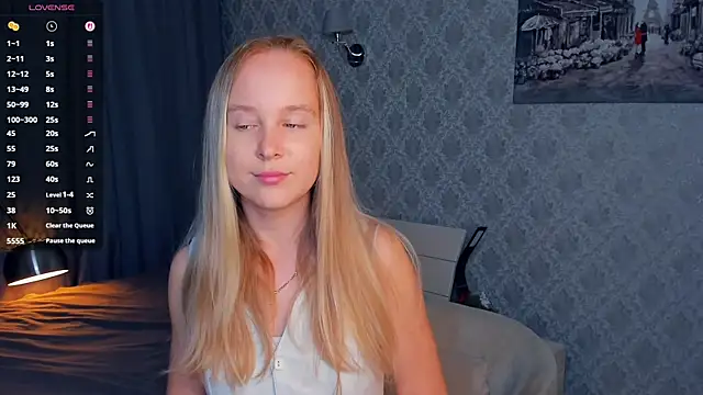 Snapshot of SoonMoor chatting on 09-19-25, 05:35 SoonMoor online show from 09-19-25, 05:35