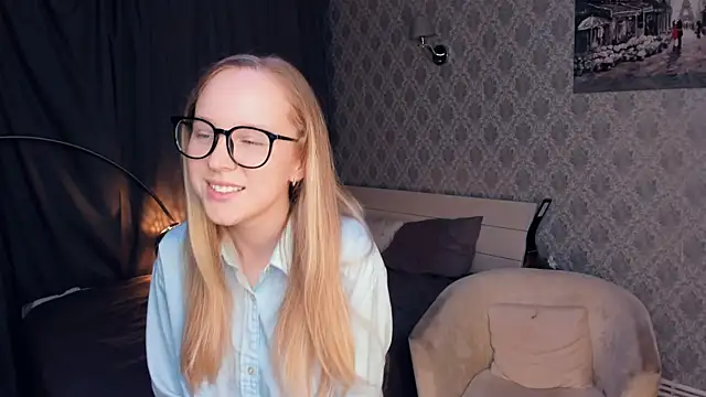 Snapshot of SoonMoor chatting on 10-09-25, 05:11 SoonMoor online show from 10-09-25, 05:11