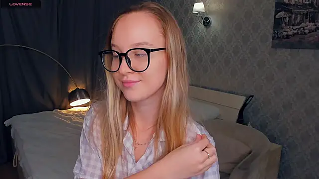 Snapshot of SoonMoor chatting on 10-20-25, 04:07 SoonMoor online show from 10-20-25, 04:07