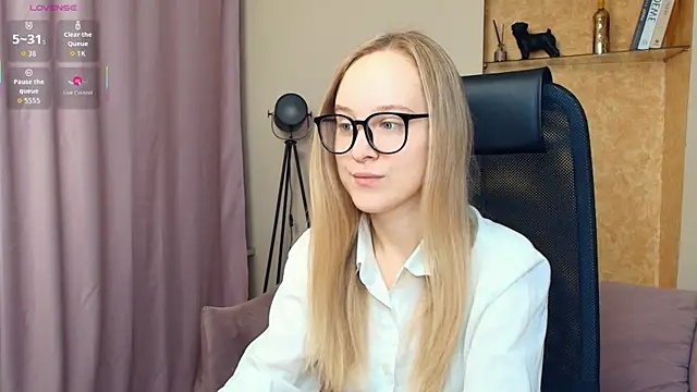 Snapshot of SoonMoor chatting on 11-27-25, 07:16 SoonMoor online show from 11-27-25, 07:16