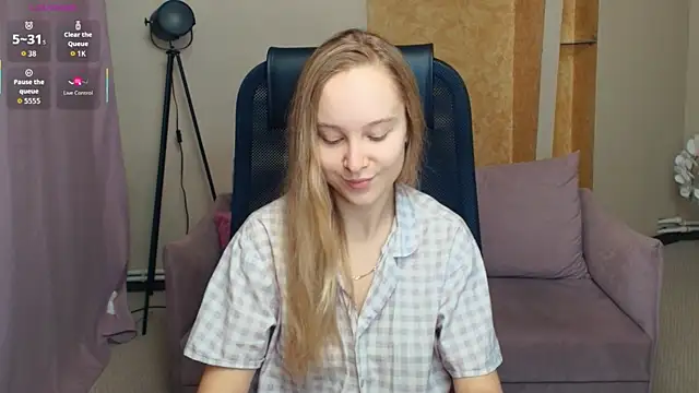 Snapshot of SoonMoor chatting on 12-17-25, 06:58 SoonMoor online show from 12-17-25, 06:58