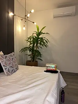 TiffanyyLam online show from 10-19-25, 03:01