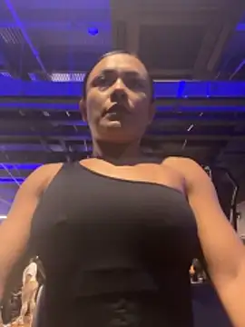 TiffanyyLam online show from 10-28-25, 10:19