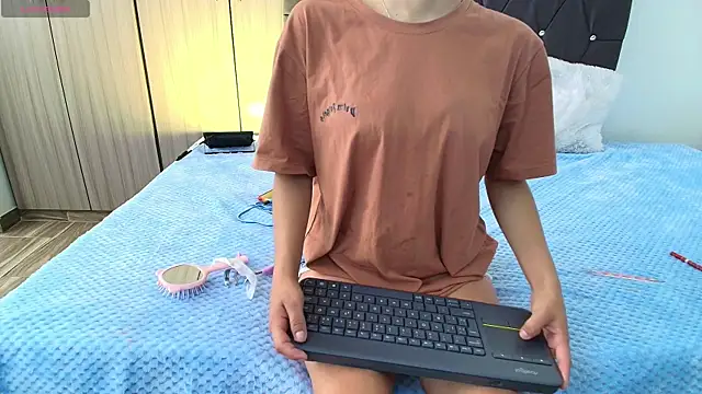 Snapshot of Ruby_Whispers chatting on 10-22-25, 12:05 Ruby Whispers online show from 10-22-25, 12:05