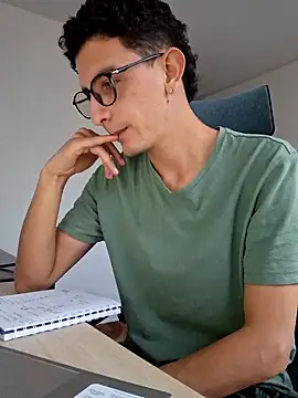 Snapshot of STEVAN_RXX chatting on 10-10-25, 09:36 STEVAN RXX online show from 10-10-25, 09:36