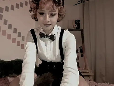 Snapshot of Kleo_X chatting on 10-22-25, 02:45 Kleo X online show from 10-22-25, 02:45