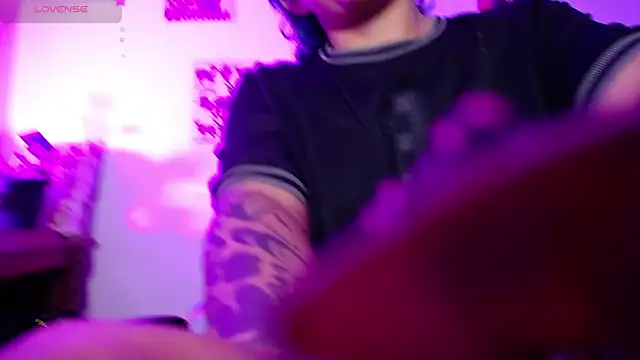 Snapshot of AlmaNanax chatting on 11-16-25, 04:18 AlmaNanax online show from 11-16-25, 04:18