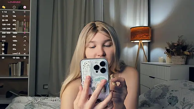 Snapshot of ErinBissonnette chatting on 10-26-25, 07:20 ErinBissonnette online show from 10-26-25, 07:20