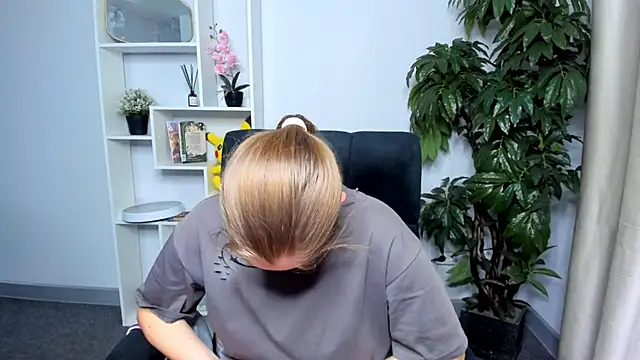 DanielleCox online show from 10-23-25, 07:40