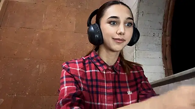 Snapshot of LinaMour chatting on 09-10-25, 09:59 LinaMour online show from 09-10-25, 09:59