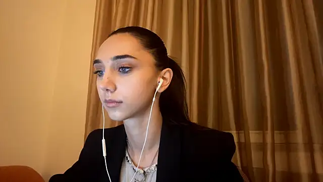 Snapshot of LinaMour chatting on 09-24-25, 10:13 LinaMour online show from 09-24-25, 10:13