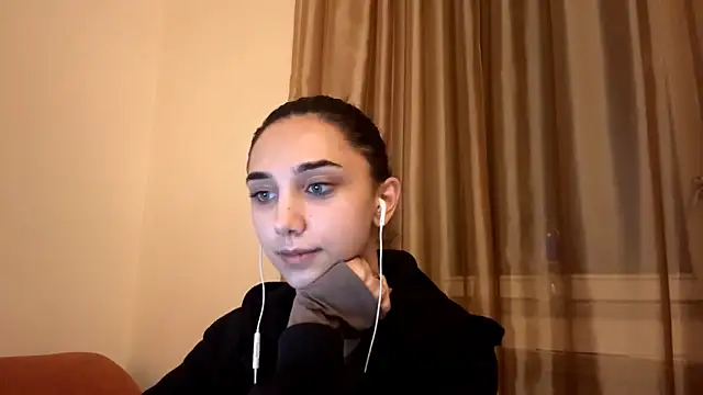 Snapshot of LinaMour chatting on 10-05-25, 10:07 LinaMour online show from 10-05-25, 10:07