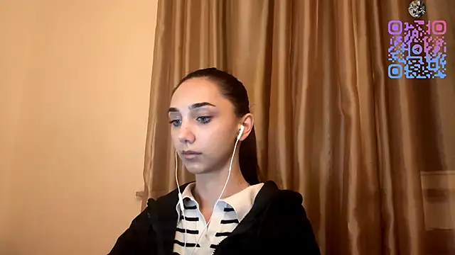 Snapshot of LinaMour chatting on 10-15-25, 10:10 LinaMour online show from 10-15-25, 10:10