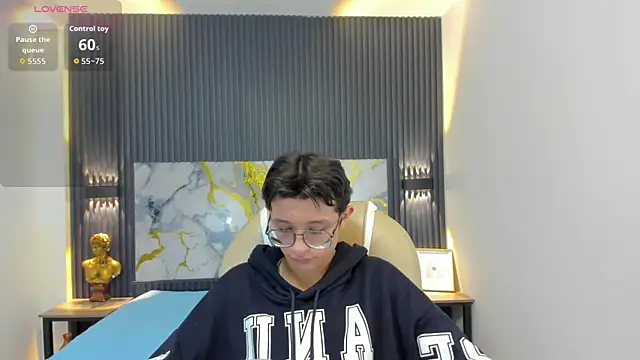 SantiagoRusso18 online show from 10-25-25, 12:02