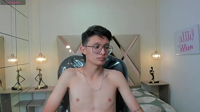 SantiagoRusso18 online show from 12-13-25, 08:04