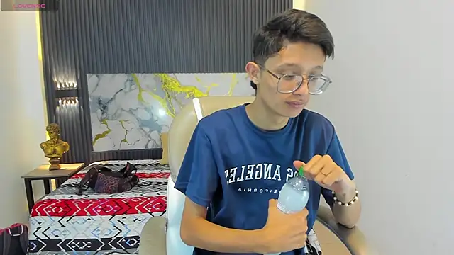 SantiagoRusso18 online show from 12-18-25, 12:44