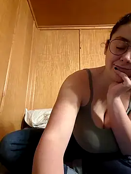 Snapshot of YoungLiisaxx chatting on 11-17-25, 11:43 YoungLiisaxx online show from 11-17-25, 11:43