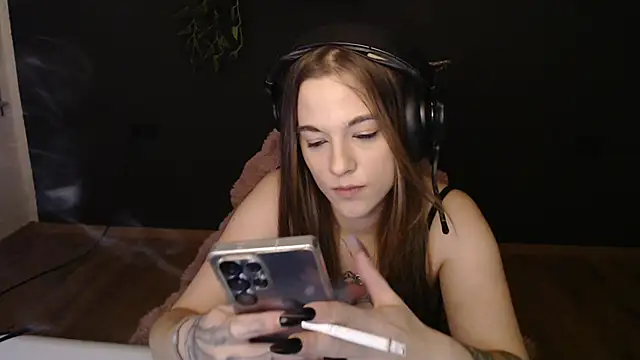 Snapshot of Luna_Lynn chatting on 12-13-25, 09:09 Luna Lynn online show from 12-13-25, 09:09