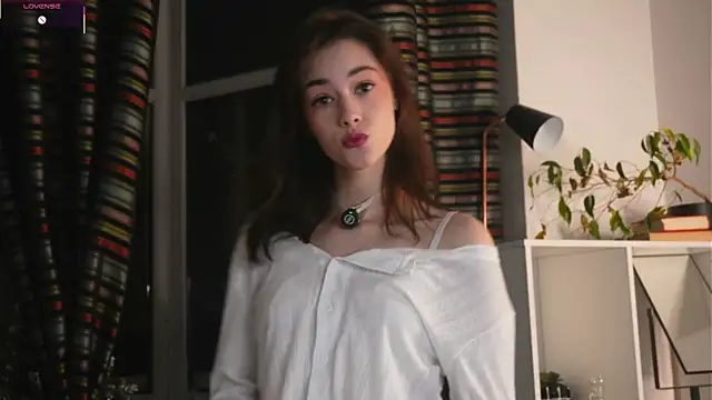 Snapshot of ttragedienne chatting on 12-20-25, 02:07 ttragedienne online show from 12-20-25, 02:07