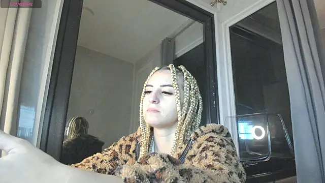 Ella Vee online show from 10-26-25, 04:07