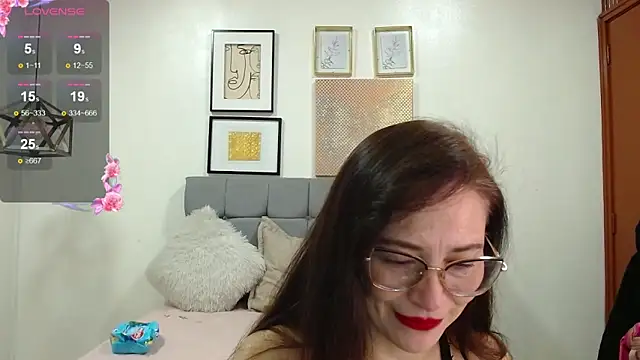 Snapshot of _naomi_s chatting on 05-19-26, 01:39 naomi s online show from 05-19-26, 01:39