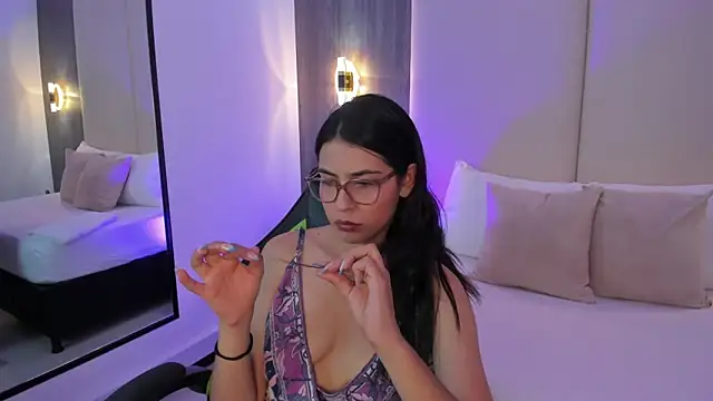 Snapshot of desireee_ chatting on 02-17-26, 12:23 desireee online show from 02-17-26, 12:23