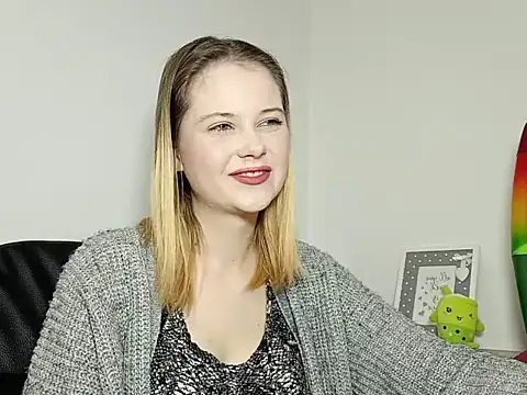 Snapshot of LydiaYoung chatting on 10-07-25, 06:16 LydiaYoung online show from 10-07-25, 06:16