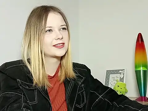 Snapshot of LydiaYoung chatting on 10-09-25, 06:17 LydiaYoung online show from 10-09-25, 06:17