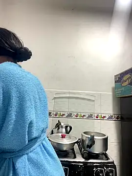 Snapshot of zaracollins01 chatting on 10-21-25, 06:30 zaracollins01 online show from 10-21-25, 06:30