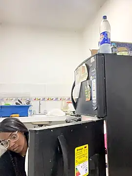 Snapshot of zaracollins01 chatting on 11-06-25, 12:11 zaracollins01 online show from 11-06-25, 12:11