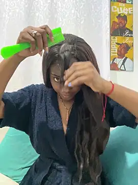 Snapshot of zaracollins01 chatting on 11-30-25, 03:32 zaracollins01 online show from 11-30-25, 03:32