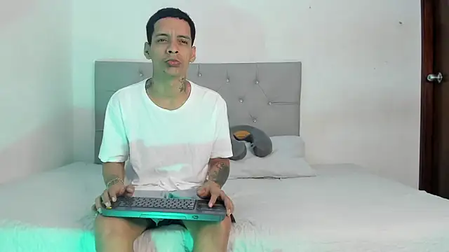 Snapshot of twinkDuohot chatting on 12-18-25, 04:18 twinkDuohot online show from 12-18-25, 04:18