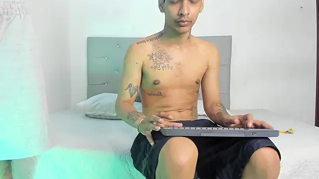 Snapshot of twinkDuohot chatting on 12-18-25, 11:44 twinkDuohot online show from 12-18-25, 11:44