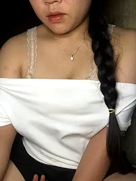 Snapshot of Linhmai_bb chatting on 10-15-25, 03:34 Linhmai bb online show from 10-15-25, 03:34