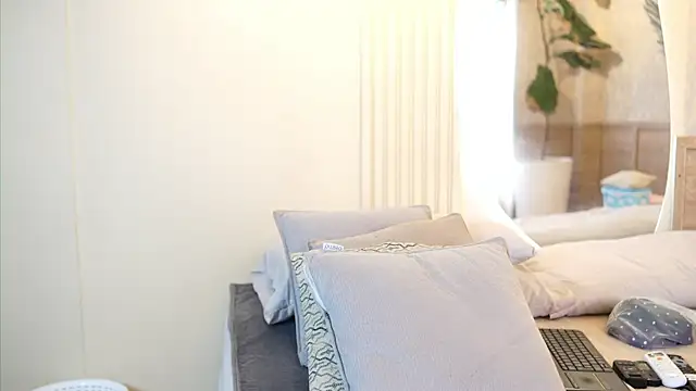 Tayler Kim online show from 11-04-25, 06:40