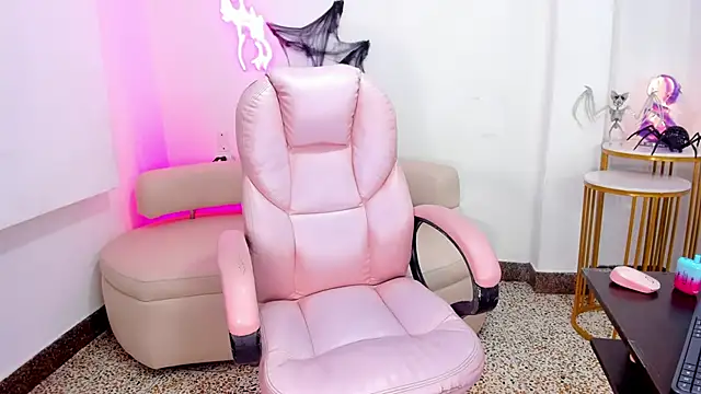 Miss Francheska online show from 10-20-25, 11:43