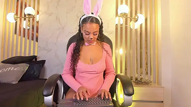 Snapshot of Melaniegh_ chatting on 10-17-25, 11:24 Melaniegh  online show from 10-17-25, 11:24