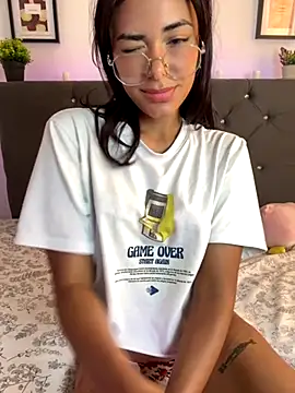 Snapshot of Im_Lyan chatting on 09-28-25, 04:01 Im Lyan online show from 09-28-25, 04:01