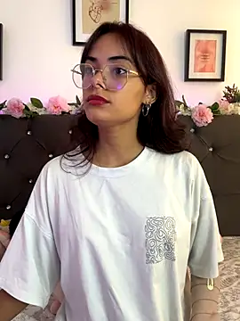 Snapshot of Im_Lyan chatting on 11-22-25, 03:11 Im Lyan online show from 11-22-25, 03:11