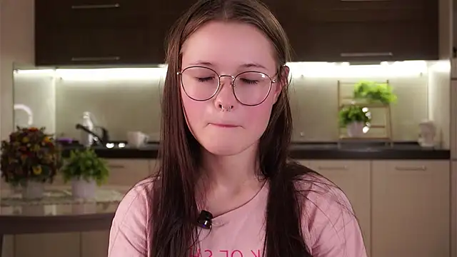 LynHillaire online show from 09-10-25, 11:10