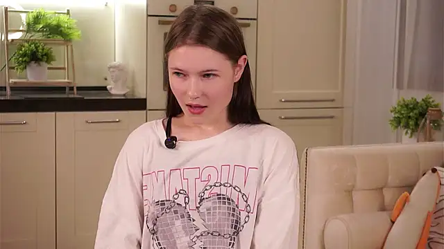 LynHillaire online show from 09-15-25, 11:10